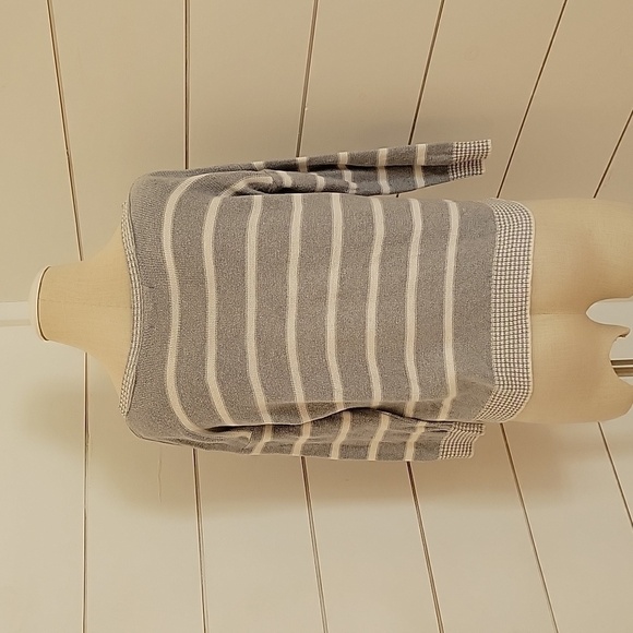 American Eagle Outfitters small grey and white striped sweater - Picture 3 of 5
